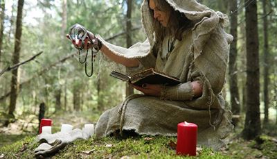 rituál, amulet, čaroděj, hadry, svíčka, les, koule, kniha, mech