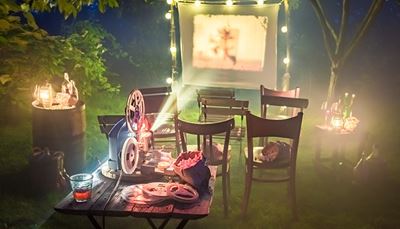 copo, projector, árvore, fimdetarde, jardim, filme, cinema, mesa, cadeira, barrica, pipoca, raio, luz