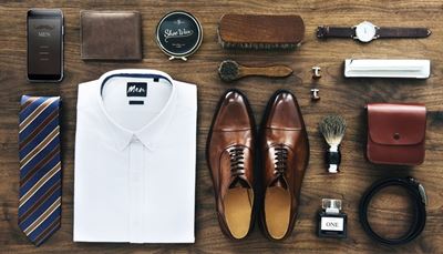 kvepalai, rankogaliųsąsaga, piniginė, kaklaraištis, marškiniai, batųtepalas, šepetėlis, šepetys, diržas, batai, ūsas