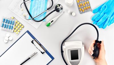 tabletka, stetoskop, sfygmomanometer, teplomer, ručnápumpa, rukavice, kardiogram, kapsula, blister, podložka, pero, medicína