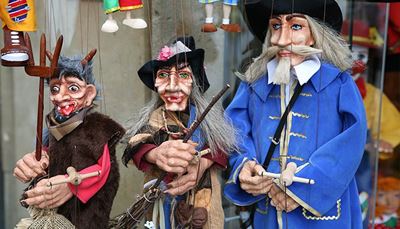 heks, marionetspille, marionetdukke, djævel, kosteskaft, papmache, trefork, overskæg