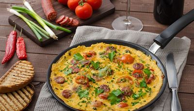 omeleta, klobásachorizo, jarnácibuľka, paradajka, panvica, raňajky, toast, nôž, čili