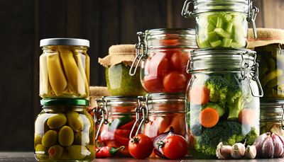 tomate, sauergemüse, essiggurken, einmachen, brokkoli, karotte, glas, zwiebel, knoblauch, chili, oliven