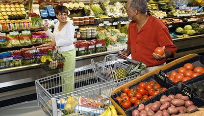 žiliplaukai, supermarketas, bakalėjosprekės, pomidoras, kaina, ananasas, krepšys, vežimėlis, bananai, bulvė