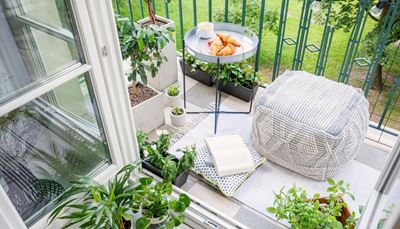 croissant, achtertuin, ruiten, bloempot, planten, dubbelebeglazing, tafel, glas, tapijt, poef, balkon, hek