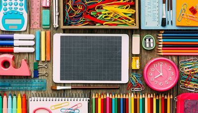 olovka, ravnalo, elastičnagumica, kalkulator, flomaster, šiljilo, spajalica, četka, spajalice, pernica, selotejp, šestar, gumica