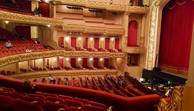 scenă, orchestră, proiector, balcon, scaun, teatru, spectatori, perdea, roșu