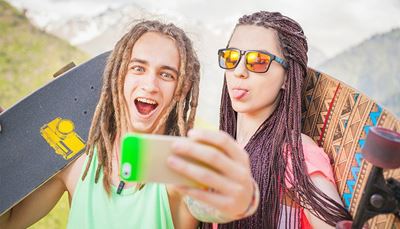 selfie, solbriller, dreadlocks, skateboard, kantebånd, hjul, kamera, tunge, vest, unge