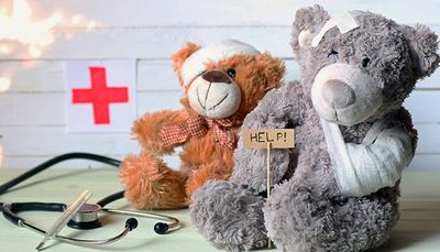 kríž, medvedík, zlomenina, sivý, stetoskop, náplasť, teplomer, obväz, mašľa, pomoc