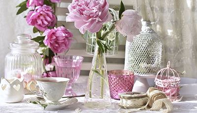 výzdoba, váza, pivonky, pohárnakoktejly, obrus, srdce, tanierik, čipka, voda