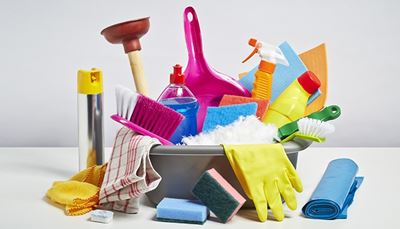 aerosol, vaskebalje, rengøringsmiddel, sprøjtepistol, håndklæde, havsvamp, rulle, handske, fejebakke, børste, svupper, klud