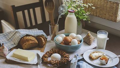 boter, ontbijt, brood, spatel, eieren, garde, glas, melk, mes