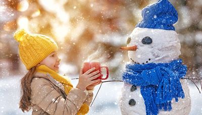 snežak, nasmehnitise, skodelica, korenje, deklica, veja, vozel, kapa, šal, oči, sneg