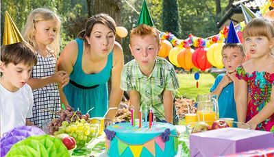 gâteau, bougies, anniversaire, pastillage, raisin, tee-shirt, jus, nœud, lanterne, cadeau, pomme, chapeau