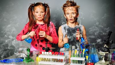 lichid, chimie, experiment, retortă, eprubetă, microscop, șoc, fum, copii, fetiță, funingine, maiou, băiat