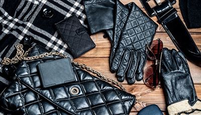 tegnebog, sort, håndtaske, handsker, ternet, bælte, knapper, briller, læder, kæde, pels
