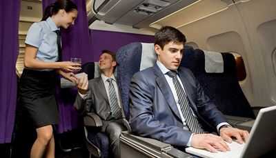 avion, cravate, hommed'affaires, siège, passagers, accoudoir, servir, costume, portable, hôtesse, eau, veste