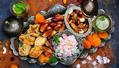 tørretabrikos, tyrkiskdelight, baklava, bakke, mellemmåltid, grønmynte, sølv, dadler, nødder, rosiner, cashew