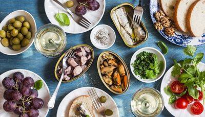 petražolė, konservai, jūrosgėrybės, aštunkojis, baltasvynas, vynuogės, alyvuogės, midija, sardinės, pomidorai, duona, riešutai, pluoštas