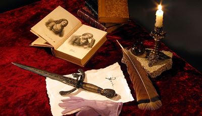 rukavica, svijećnjak, mastionica, svijeća, knjiga, portret, baršun, roman, bodež, pero