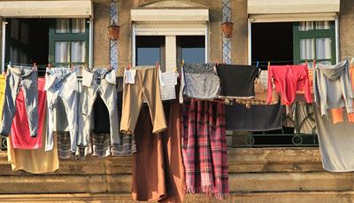 mikina, rubovástrana, uterák, džínsy, bielizeň, kockovaný, žalúzie, kapucňa, kolík, okno, deka