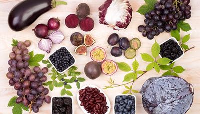aubergine, rødbede, passionsfrugt, blommer, figner, drue, sveske, løg, bønner, blåbær, rødkål, brombær