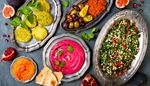 oliven, granatapfel, fladenbrot, tablett, salat, kochkunst, dinner, sauce, sesam, feige