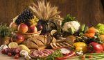 mesa, bakalejosprekes, cesnakas, citrina, aliejus, kvieciai, paprika, vaisiai, agurkas, vynuoges, duona, grybai, varpa