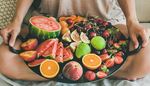 owoce, morela, pomarancza, brzoskwinia, jagody, wisnia, truskawki, taca, figi, arbuz