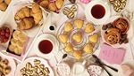 zwartethee, croissant, kaneelbroodje, aardbeien, vormpjes, hart, snoepgoed, muffins, creme