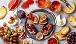 hermelin, grapefruit, sklenice, hrozny, kruton, brie, podnos, jamon, maliny, olivy, fik