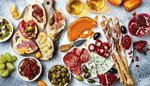 horsd’oeuvre, essiggurken, granatapfel, kapern, weintraube, mimolette, tomatillos, salami, grissini, messer, oliven, kaki