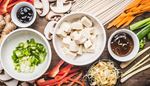 tofu, karotte, lauchzwiebel, ingwer, champignon, paprika, sprossen, schussel, nudeln, sauce