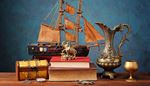 karaff, souvenir, nycklar, fjaril, fickur, skepp, elefant, lada, segel, bok, mast