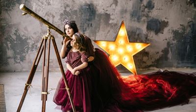 бордовый, телескоп, диадема, звезда, штатив, принцесса, шлейф, корона, лампочка, платье, стена