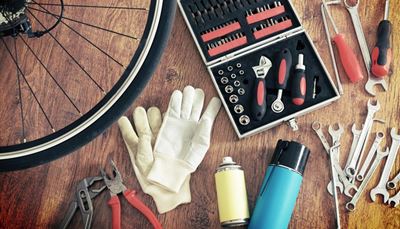 handsker, aerosol, skruetrækker, skruenøgle, eger, slange, værktøj, hjul, tænger, sæt