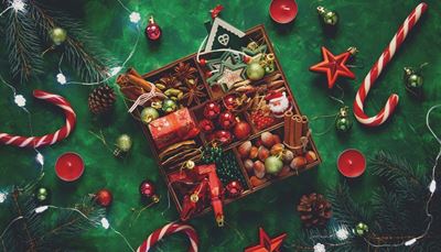 zapfen, weihnachtskugel, christbaumkugel, haus, weihnachtsmann, zuckerstange, looping, girlande, nadeln, haselnüsse, anis, stern, zimt