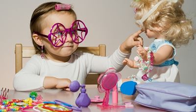 oyuncakbebek, bi̇gudi̇, oyuncak, ruj, sandalye, yildiz, masa, alin, parfüm, küpe, gözlük, kelepçe