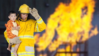 reševanje, ogenj, gasilec, bos, čelada, uniforma, žep, pižama, požar, otrok