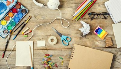 slušalice, bilježnica, naljepnica, selotejp, akvarel, kreda, spajalica, olovka, papir, škare, žica, vafl