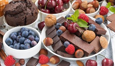 mandler, hasselnøtt, sjokolade, kirsebær, valnøtter, grønnmynte, bringebær, brownie, blåbær, muffin