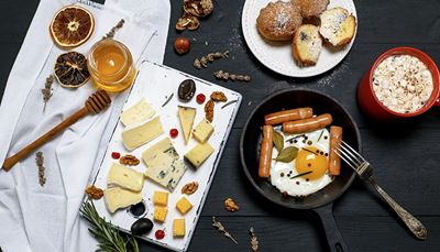 fromage, fourchette, romarin, œufauplat, saucisses, poêle, laurier, miel, gâteau, brie, coque, olive