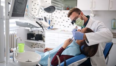 odontologija, displėjus, rentgenas, šviestuvas, dantistas, pacientas, čiaupas, kriauklė, kaukė