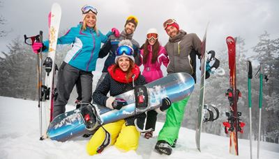 chaqueta, esquí, antiparras, snowboard, bastones, amigos, invierno, ladera, nieve