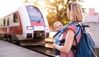 vlak, detskýnosič, nástupište, reflektor, batoh, koľajnica, ramienko, pohľad, dieťa, líce, vlasy, mama