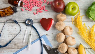 sveikata, tabletės, ryšulėlis, švirkštas, širdis, aplankas, stetoskopas, termometras, varpa, obuolys, kapsulė