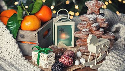 гирлянда, рождество, мандарин, сладости, листья, свеча, туррон, пряники, конь