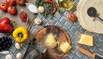 rouletteàpizza, concentré, fromage, tomate, champignon, olives, poivron, romarin, piment, huile, râpe