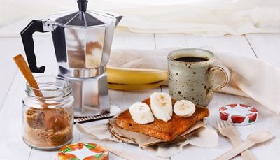 frühstück, espressokanne, zucker, deckel, toastbrot, banane, kaffee, gabel