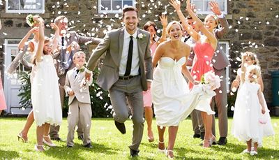 svatba, nevěsta, trávník, šaty, hosté, konfety, kytice, dekolt, ženich, korsáž, šťastný